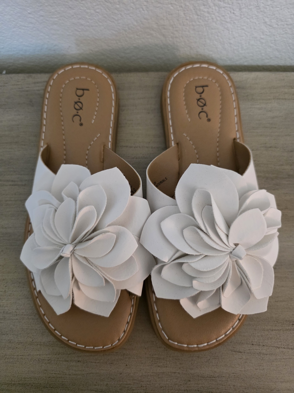 b.o.c. Women's White Floral Slide Sandals 6 - Picture 2 of 7